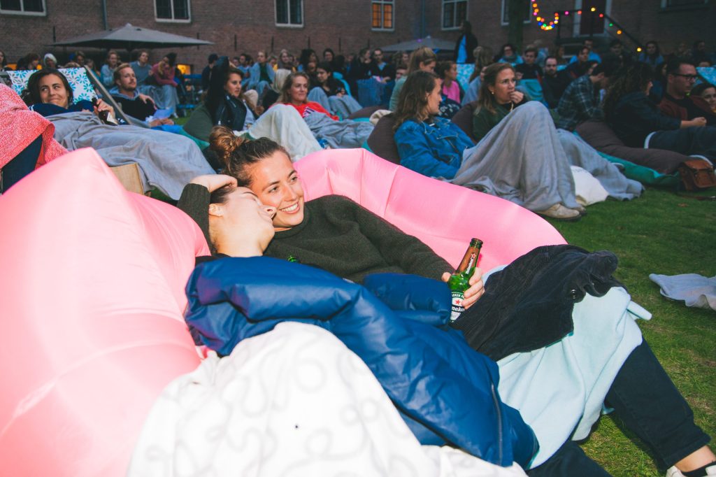 Bezoekers liggen samen op een zitzak tijdens Movies @ H'ART Museum