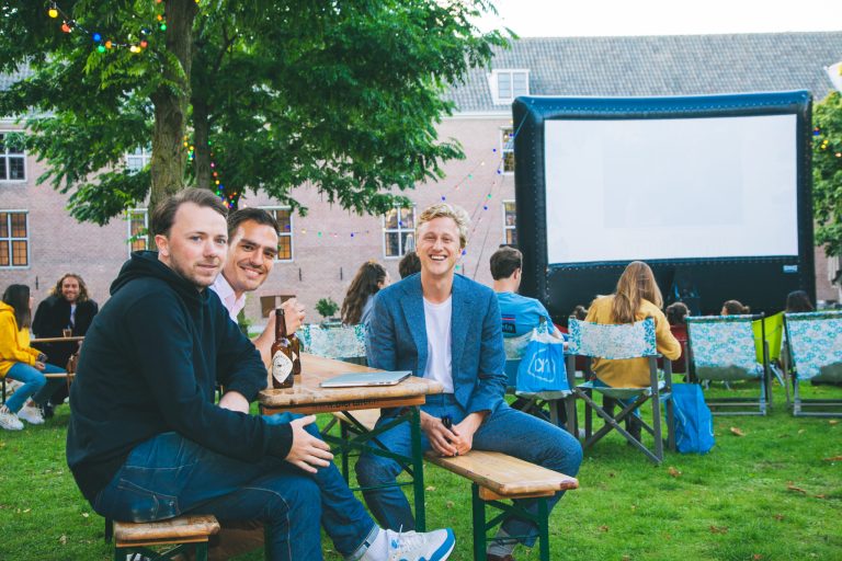 Bezoekers drinken een biertje en wachten op het begin van de film tijdens Movies @ H'ART Museum.