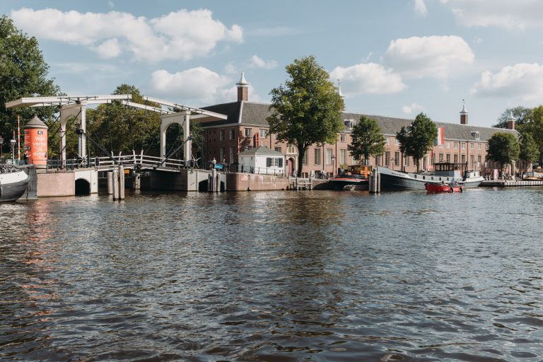 De gevel van H'ART Museum vanaf de Amstel