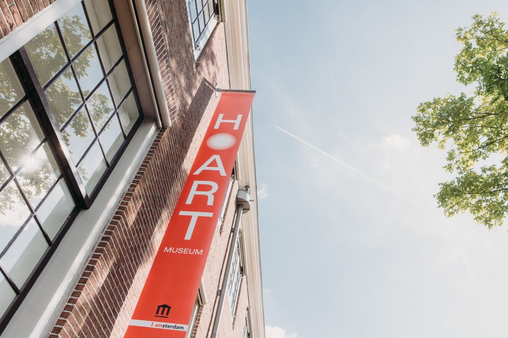 Banier op de voorgeval van H'ART Museum