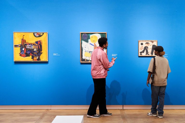 leerlingen kijken naar kunst
