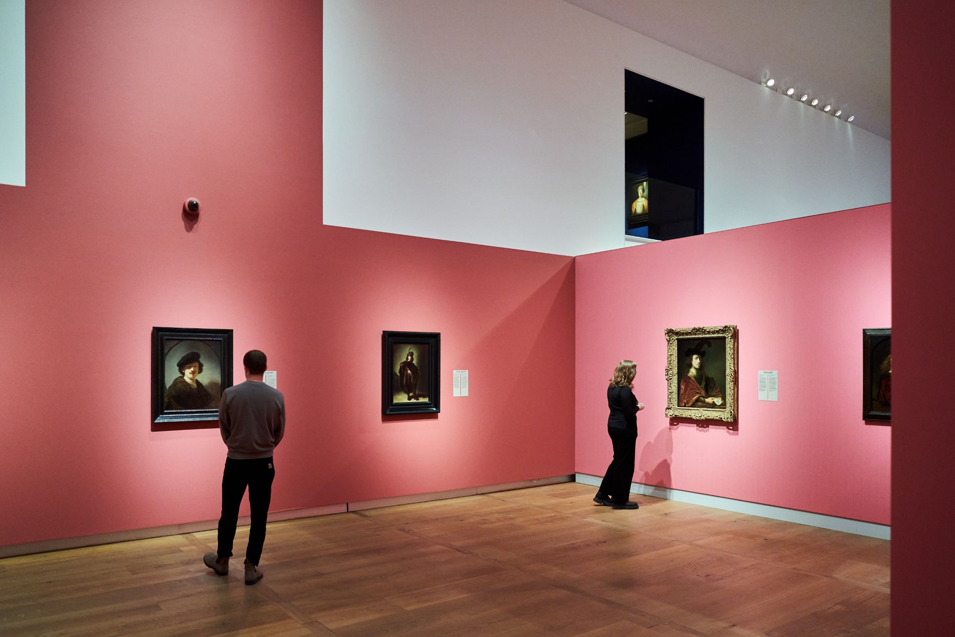 Twee bezoekers kijken naar werken van Rembrandt, van de The Leiden Collection in H'ART Museum