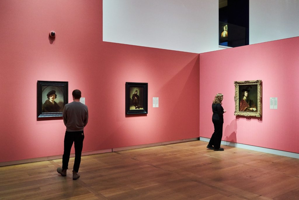 Twee bezoekers kijken naar de werken van Rembrandt van The Leiden Collection in H'ART Museum