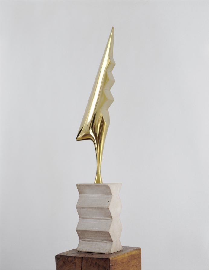 Bronzen beeldhouwwerk van Brancusi, een goud glimmende vereenvoudiging getiteld 'De haan', als een bliksemschicht op een unieke sokkel.