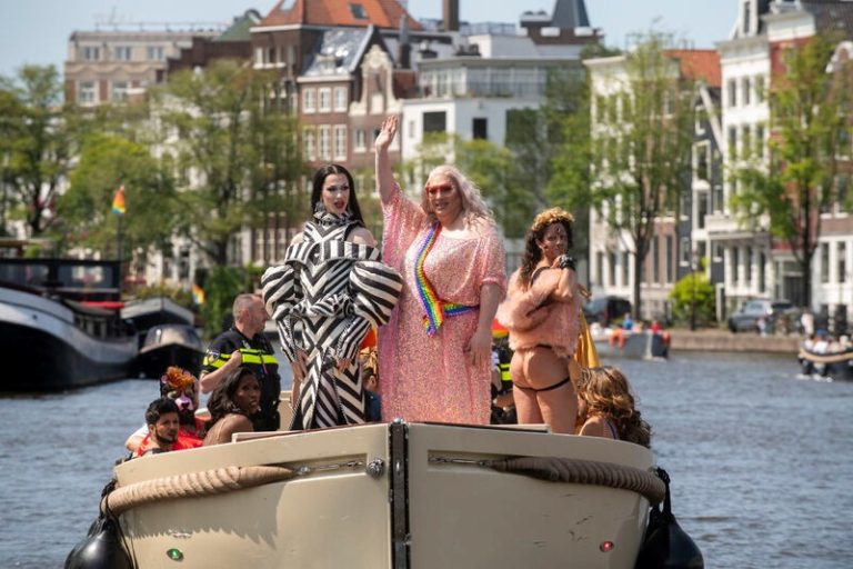 Dragqueens en kings op een boot op de Amstel.