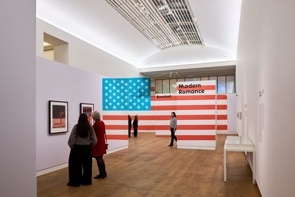 Zaalbeeld van de tentoonstelling American Myth & Memory: David Levinthal Photographs