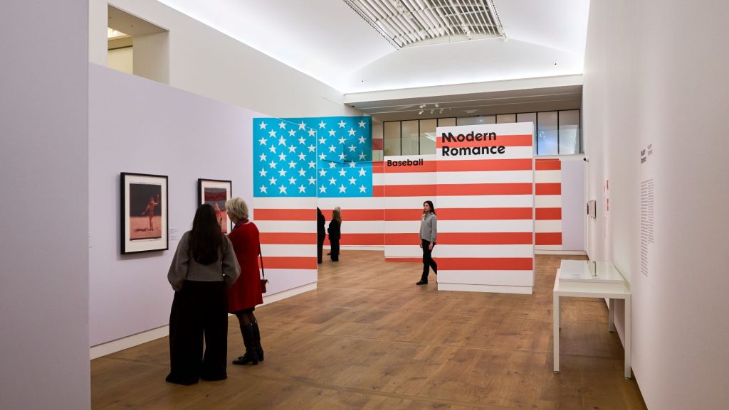 Zaalbeeld van de tentoonstelling American Myth & Memory: David Levinthal Photographs