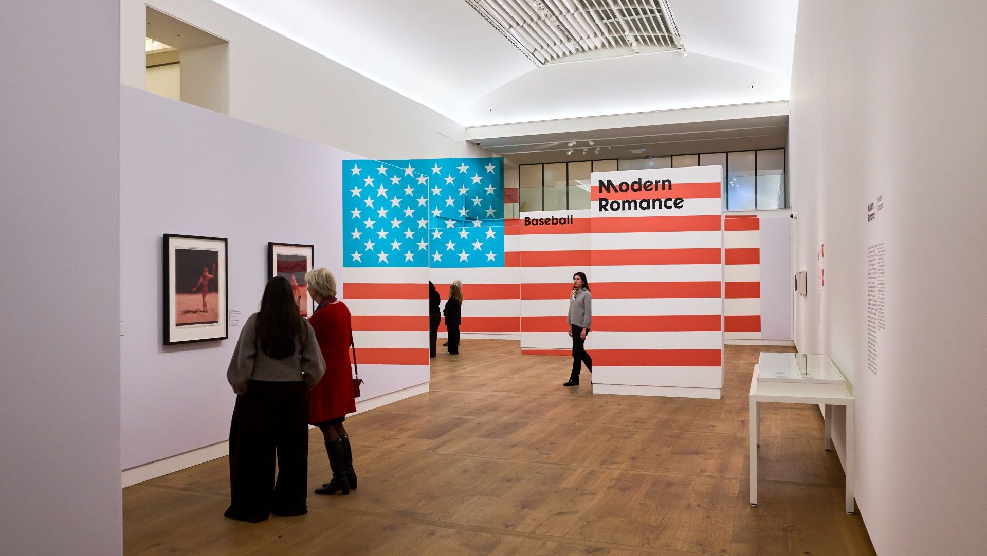 Zaalbeeld van de tentoonstelling American Myth & Memory: David Levinthal Photographs