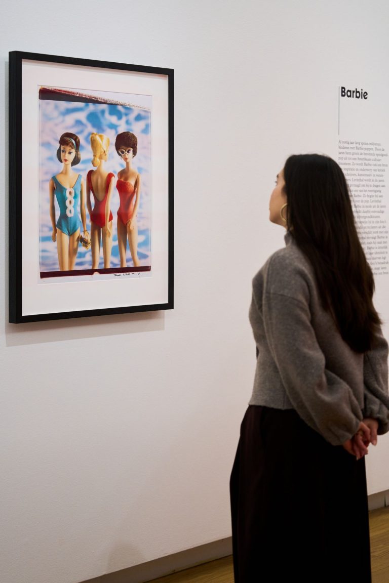 Bezoeker aan de tentoonstelling American Myth & Memory: David Levinthal Photographs kijkt naar een werk van de Amerikaanse fotograaf