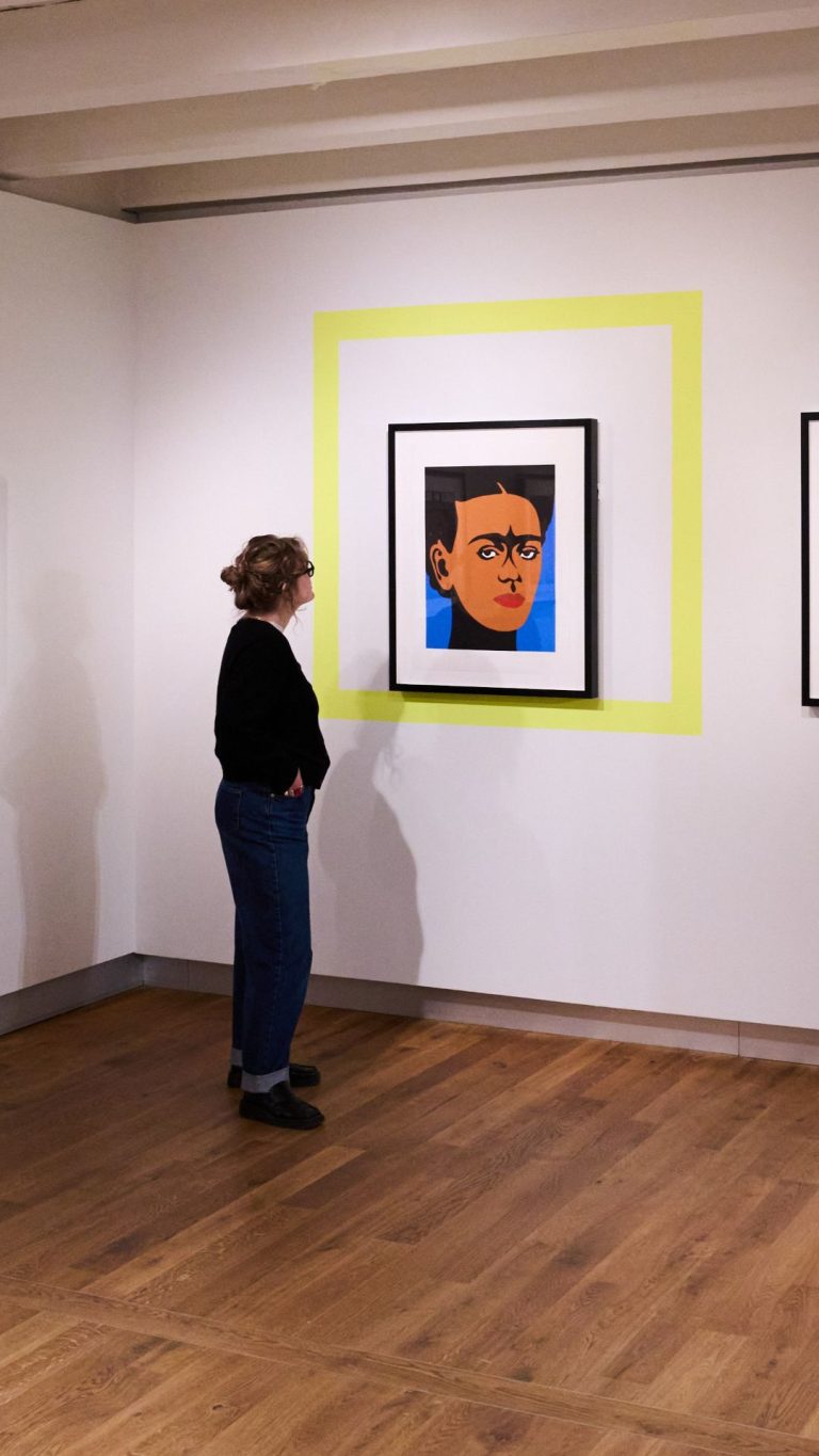 Bezoeker in de tentoonstelling Radical Histories: Chicano Prints from the Smithsoninan American Art Museum