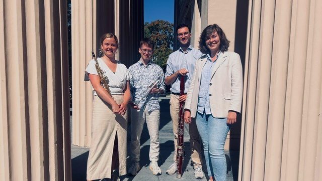Groepsfoto van de musici Elles Venhuizen (sopraan), Tessa Lemans (saxofoon),Sander Borst (fagot), Geert Pfeiffer (contrabas) en Nina Witsenburg (piano)