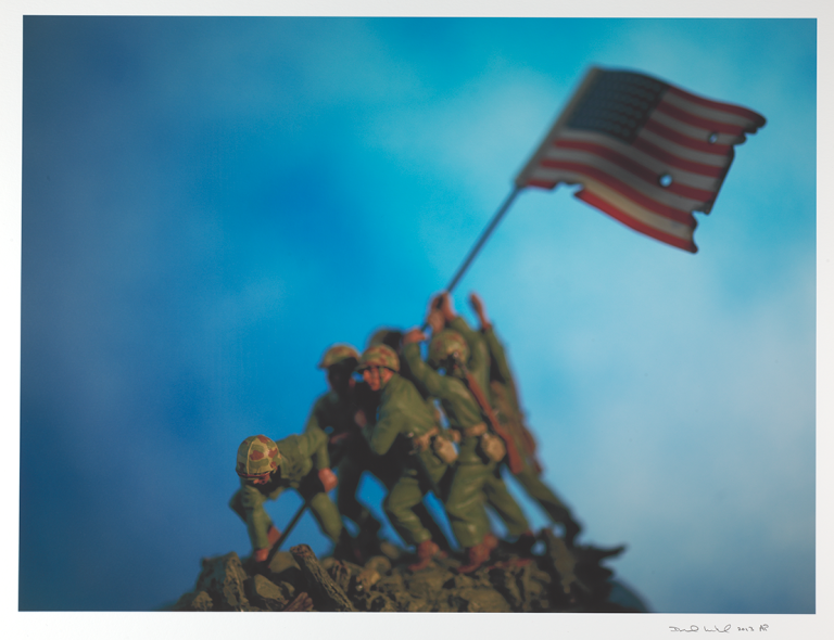 David Levinthal, Iwo Jima van de serie History, 2013, archival pigment print, 43,18 x 55,88 cm, Smithsonian American Art Museum, Gift of Donald Standford Rosenfeld, Jr. © 2013 David Levinthal, c/o Pictoright Amsterdam 2025.