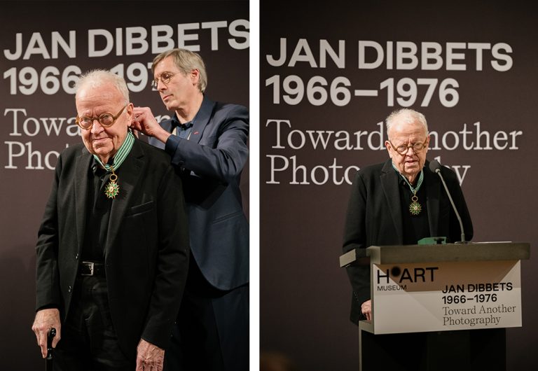 Jan Dibbets ontvangt de hoogste onderscheiding binnen de Franse Ordre des Arts et des Lettres uit handen van directeur Institut français NL, François Croquette.