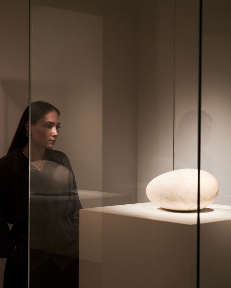 Bezoeker in de Brancusi-tentoonstelling in H'ART Museum