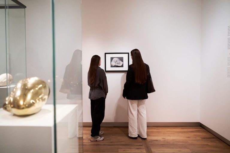 Bezoekers in de Brancusi-tentoonstelling in H'ART Museum