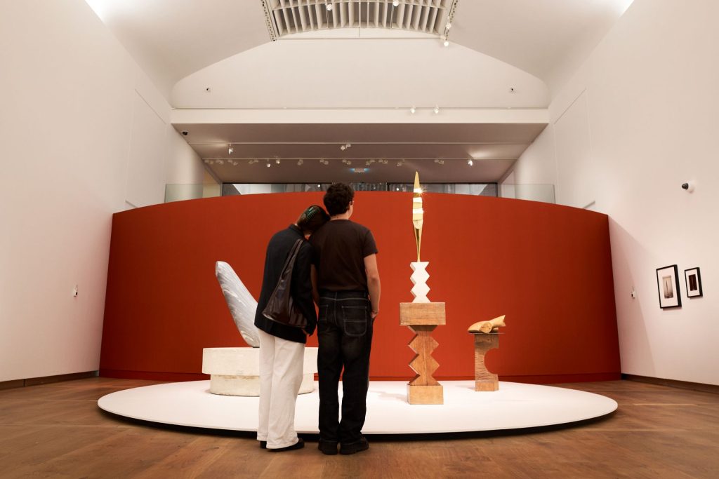 Bezoekers in de Brancusi-tentoonstelling in H'ART Museum