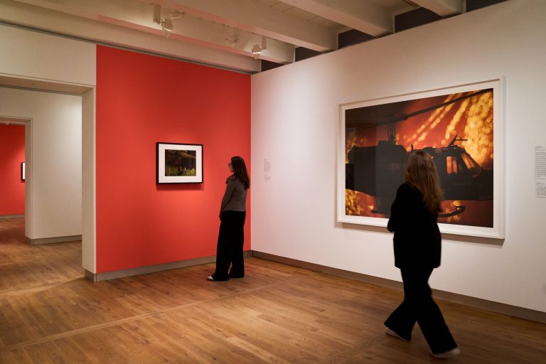 Zaalbeeld tentoonstelling American Myth & Memory: David Levinthal Photographs