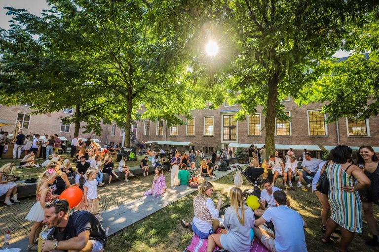 Wijnfestival binnentuin H'ART Museum