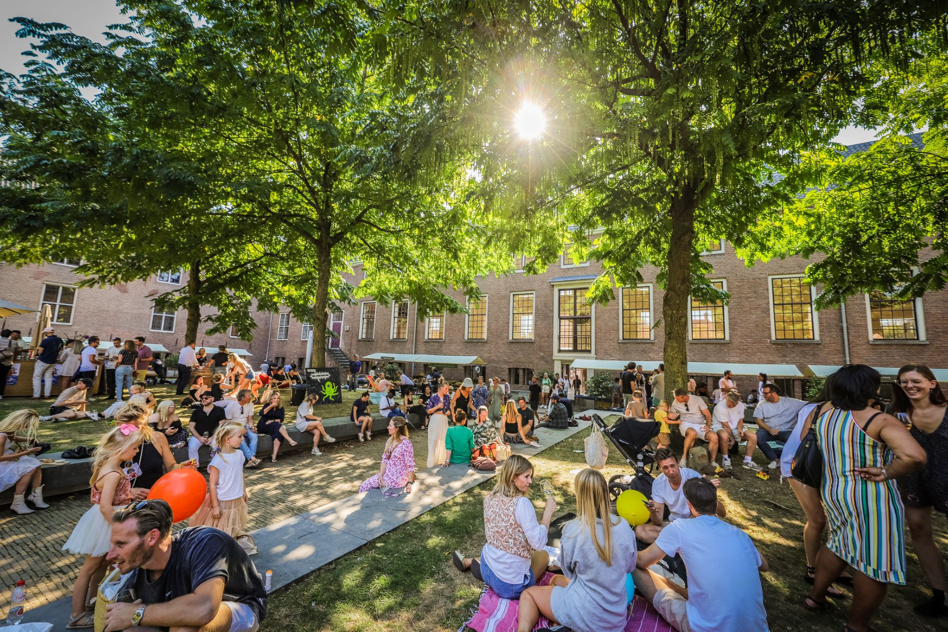 Wijnfestival binnentuin H'ART Museum